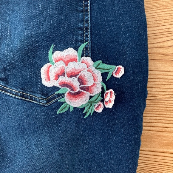 REITMANS FLORAL EMBROIDERED ROSE JEANS - Picture 9 of 14